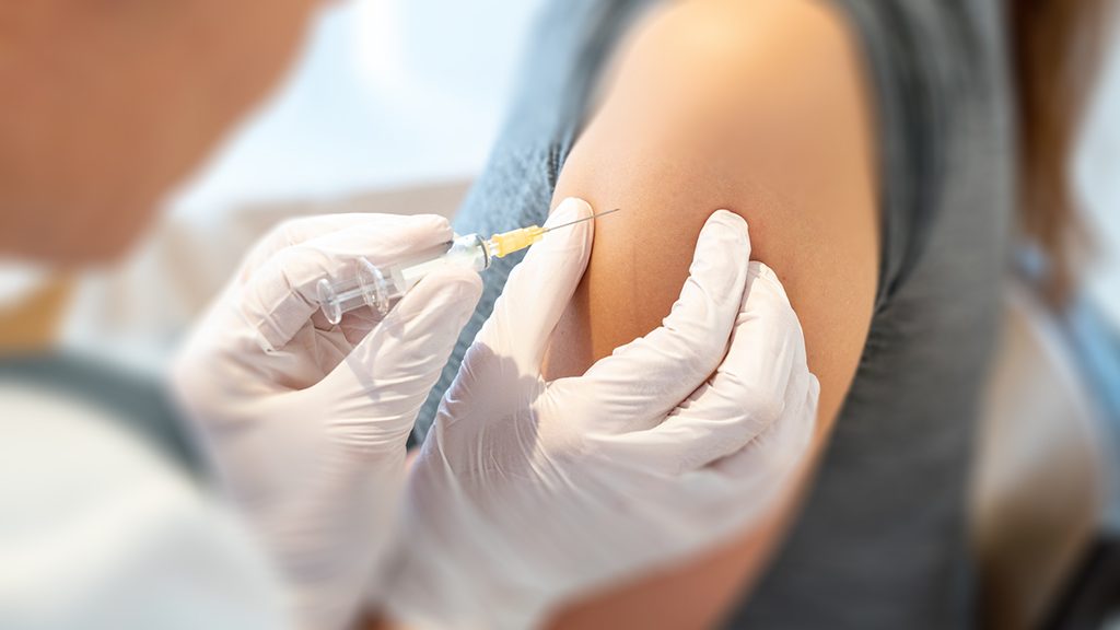 Vaccination réalisée par un soignant