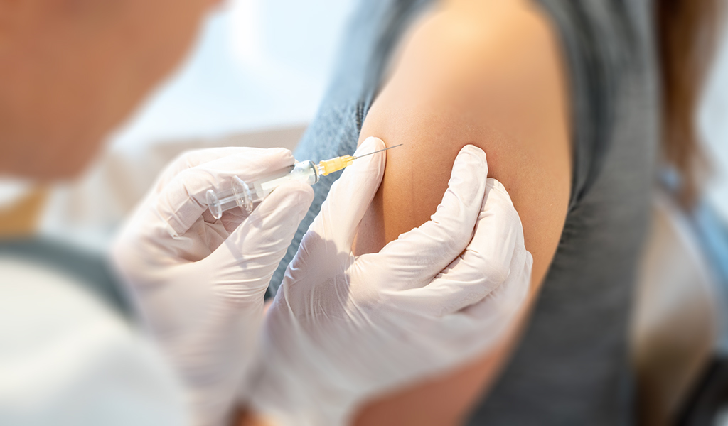 Vaccination réalisée par un soignant