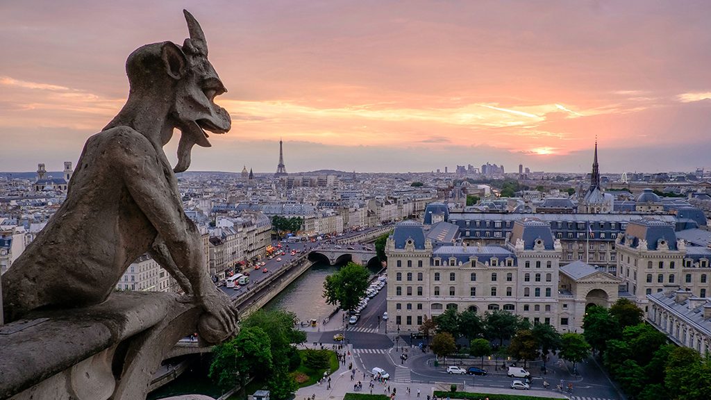 Parvis de l'Hôtel-Dieu, Paris, surplombé par une gargouille