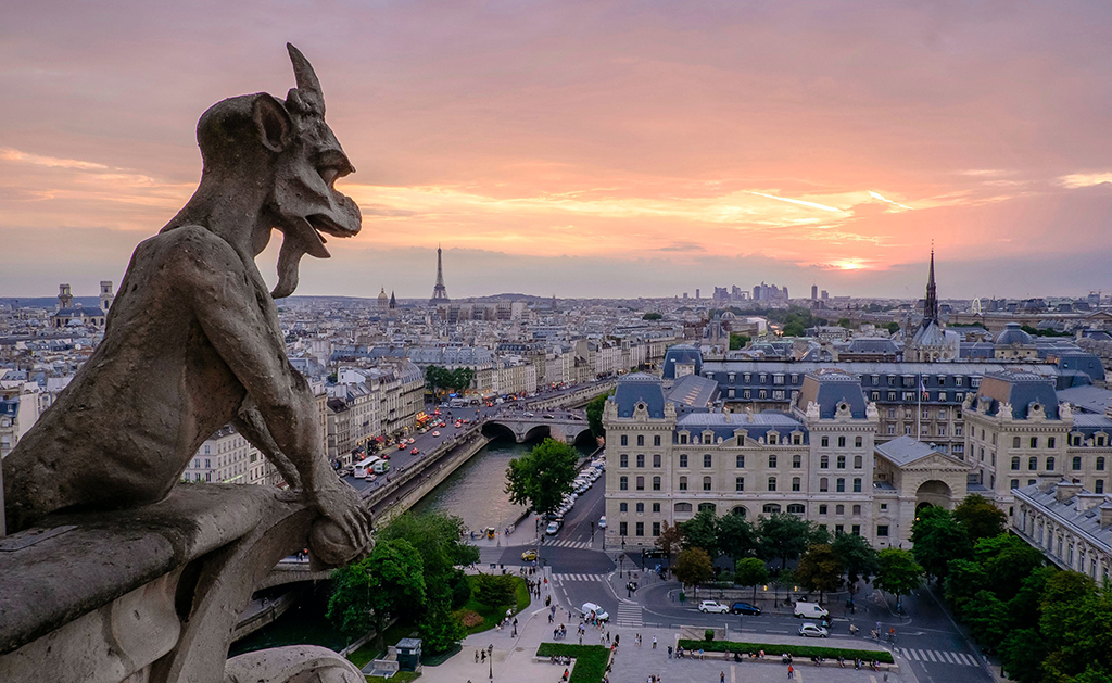 Parvis de l'Hôtel-Dieu, Paris, surplombé par une gargouille