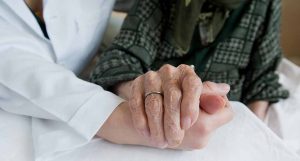 Personne âgée accompagnée par un médecin