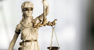 Allégorie de la justice représentant la déesse Thémis les yeux bandés tenant une balance à bout de bras.