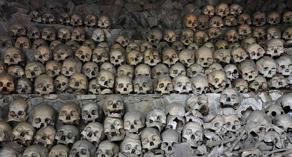 Crânes et ossements trouvés dans des catacombes.