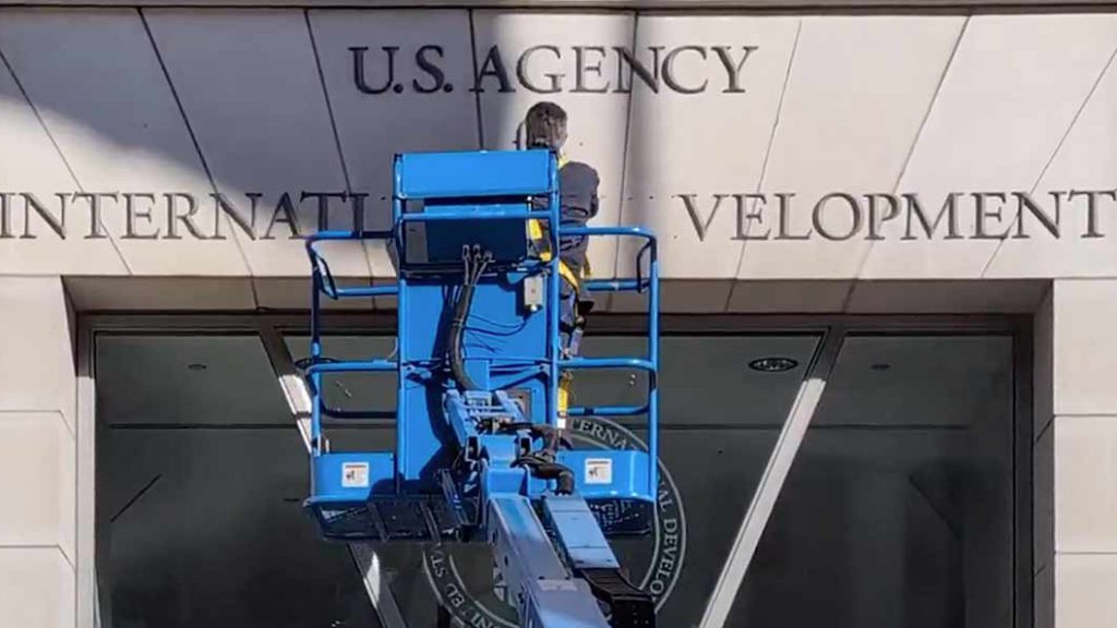 Retrait de l'enseigne de l'USAID de la façade de son siège aux États Unis