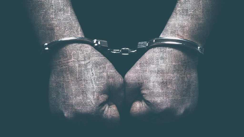 Journaliste menotté, symbolisant la nouvelle normalité européenne