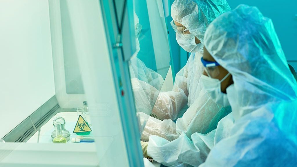 Travailleurs manipulant des substances toxiques dans un laboratoire de biotechnologie