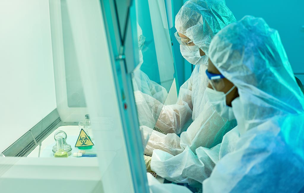 Travailleurs manipulant des substances toxiques dans un laboratoire de biotechnologie
