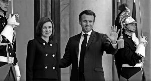 Emmanuel Macron et Maia Sandu sur le parvis de l'Élysée en mars 2025