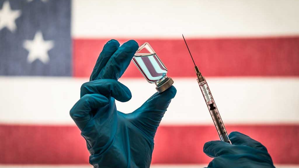 Seringue vaccinale sur fond de drapeau américain symbolisant l'origine américaine des vaccins anti-COVID et l'opération