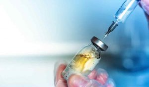 Seringue dans un flacon de vaccin