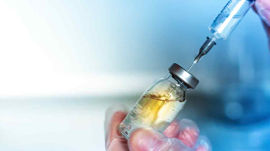 Seringue dans un flacon de vaccin