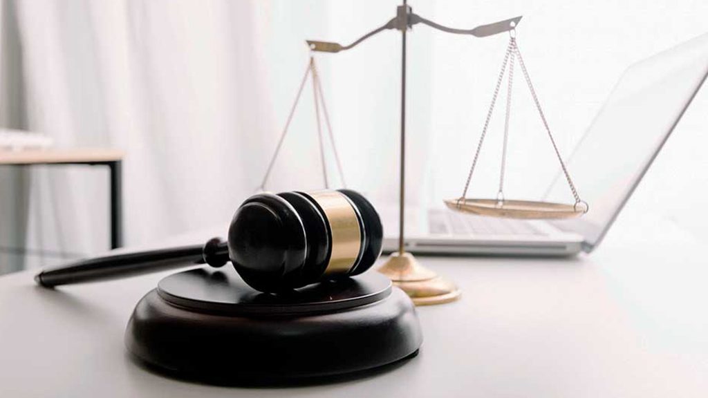 Un marteau de juge et une balance symbolisant la justice