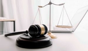 Un marteau de juge et une balance symbolisant la justice