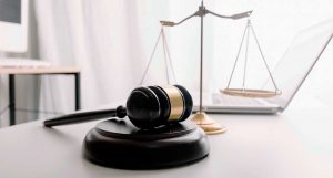 Un marteau de juge et une balance symbolisant la justice