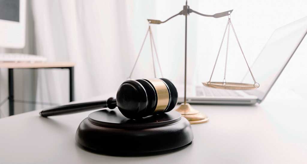 Un marteau de juge et une balance symbolisant la justice