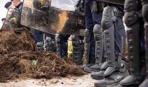 CRS en intervention à la ferme Moriscou à Bordes-sur-Arize, dans l’Ariège, le 10 décembre 2025