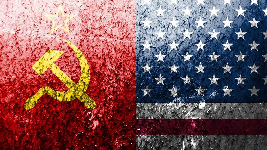 Drapeau de l’Union soviétique et des États-Unis (50 étoiles) symbolisant la guerre froide