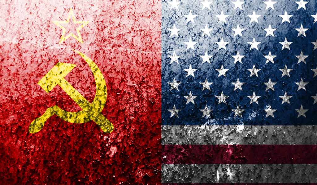 Drapeau de l’Union soviétique et des États-Unis (50 étoiles) symbolisant la guerre froide