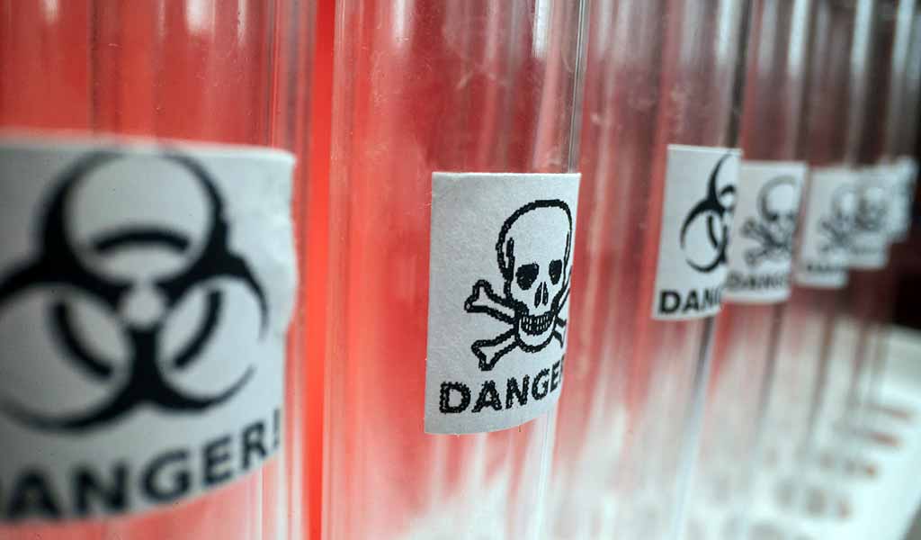 Tubes à essai contenant des produits chimiques