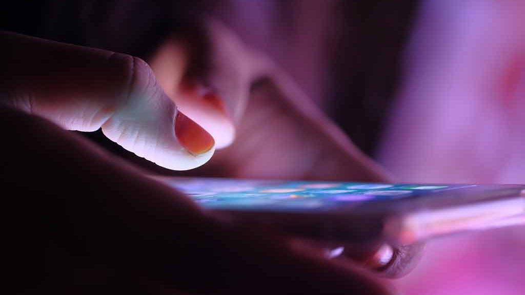 Adolescente manipulant un téléphone portable