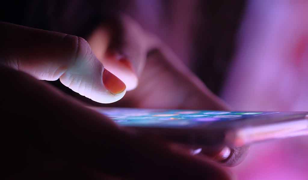 Adolescente manipulant un téléphone portable