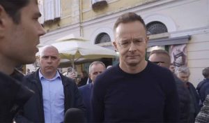 Péter Szijjártó lors d'un rassemblement au lendemain de la confirmation de ses échanges avec Sergueï Lavrov