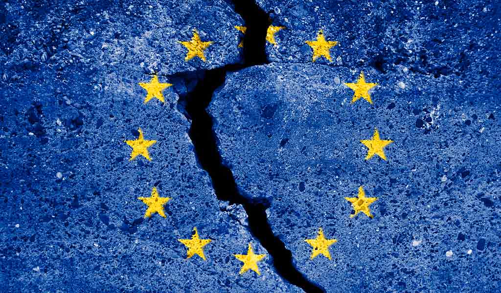 Drapeau de l'Union européenne fissuré