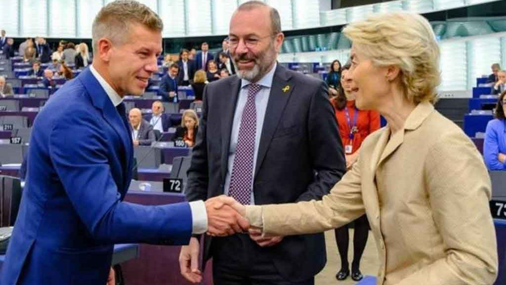 Poignée de main chaleureuse entre Ursula von der Leyen et Péter Magyar au Parlement européen