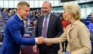Poignée de main chaleureuse entre Ursula von der Leyen et Péter Magyar au Parlement européen