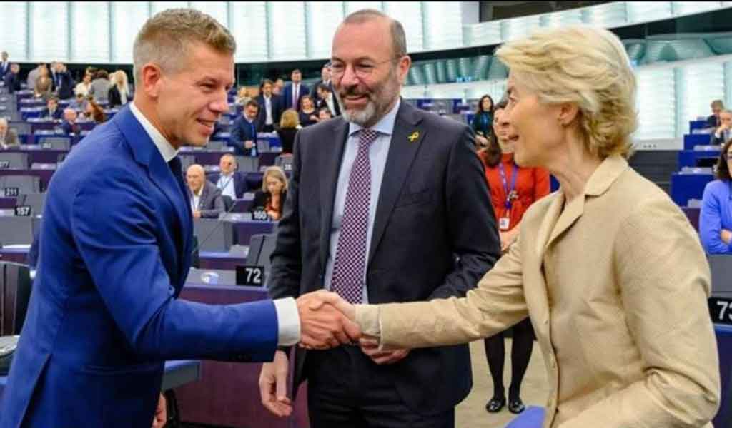 Poignée de main chaleureuse entre Ursula von der Leyen et Péter Magyar au Parlement européen