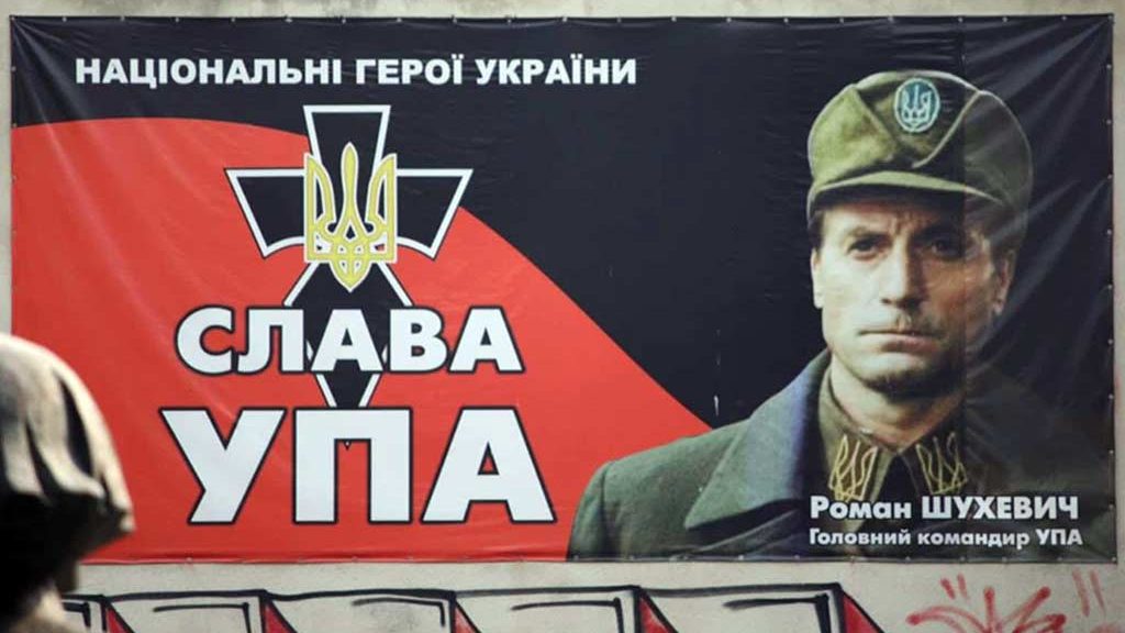Affiche à la gloire de l'UPA sur le mur d'une ville en Ukraine