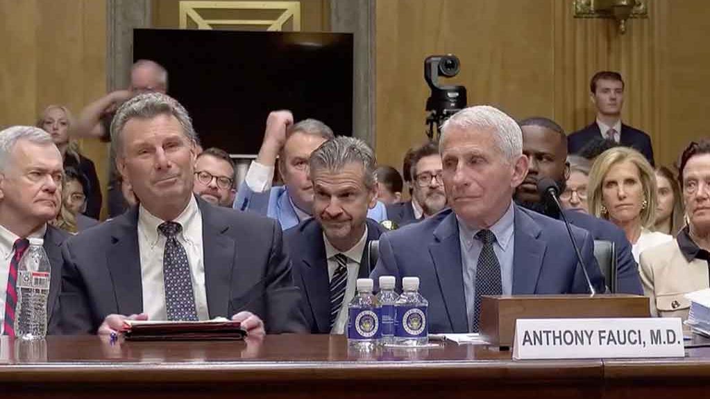 Anthony Fauci et son avocat, David Schertler